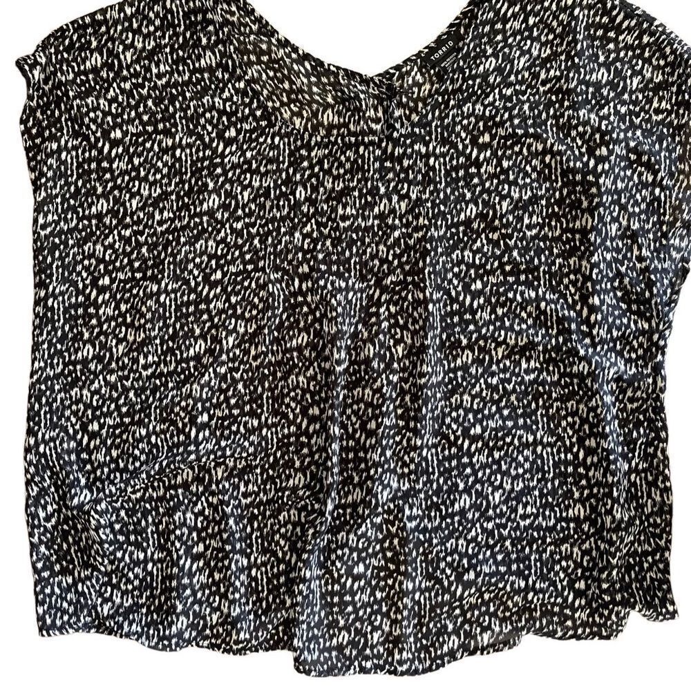 Torrid leopard black & white open back blouse round neck sz 2X sheer material - Picture 6 of 7